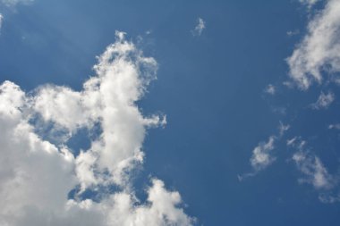 bulutlar ve güneş yansıma ile mavi gökyüzü. Yaz aylarında gündüz parlak güneş parlar