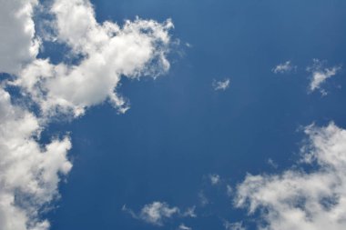 bulutlar ve güneş yansıma ile mavi gökyüzü. Yaz aylarında gündüz parlak güneş parlar