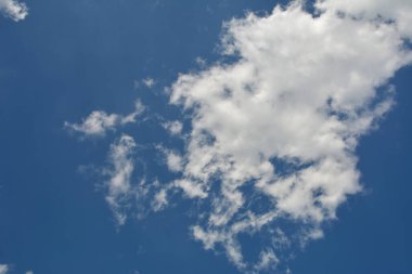 bulutlar ve güneş yansıma ile mavi gökyüzü. Yaz aylarında gündüz parlak güneş parlar