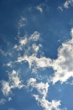 bulutlar ve güneş yansıma ile mavi gökyüzü. Yaz aylarında gündüz parlak güneş parlar