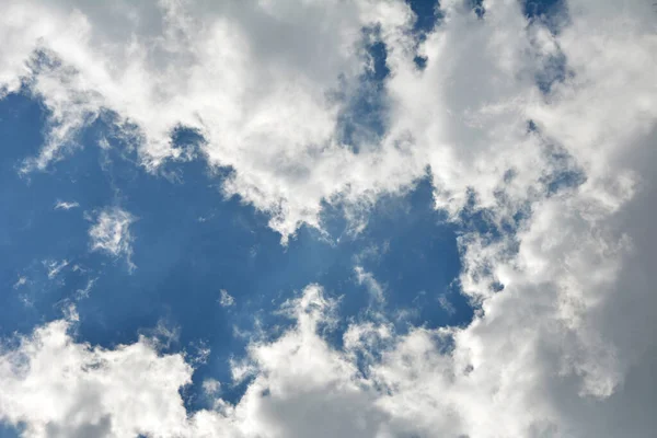 bulutlar ve güneş yansıma ile mavi gökyüzü. Yaz aylarında gündüz parlak güneş parlar