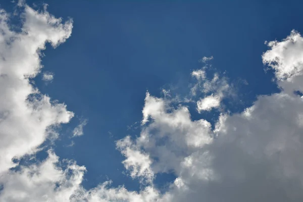 Błękitne Niebo Chmury Odbicie Słońca Słońce Świeci Jasny Ciągu Dnia — Zdjęcie stockowe