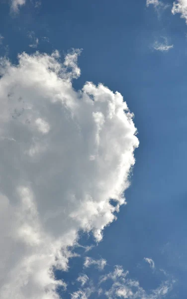 Blauer Himmel Mit Wolken Und Sonnenreflexion Sommer Scheint Die Sonne — Stockfoto