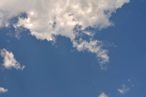 Cielo Blu Con Nuvole Riflesso Del Sole Sole Splende Luminoso — Foto Stock