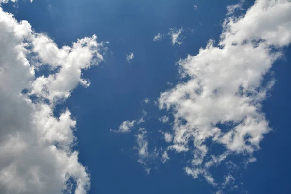 Błękitne Niebo Chmury Odbicie Słońca Słońce Świeci Jasny Ciągu Dnia — Zdjęcie stockowe