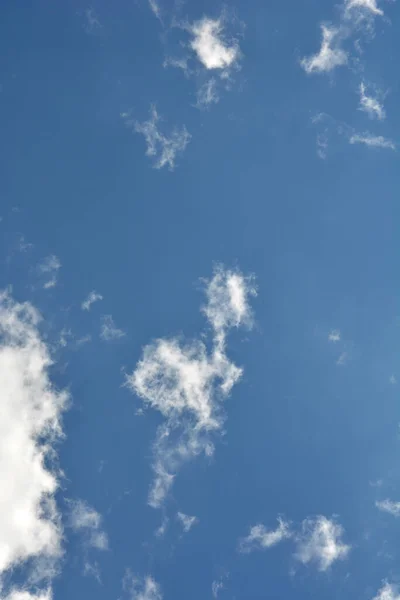 Cielo Blu Con Nuvole Riflesso Del Sole Sole Splende Luminoso — Foto Stock