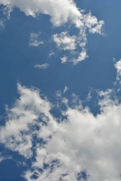 Cielo Blu Con Nuvole Riflesso Del Sole Sole Splende Luminoso — Foto Stock