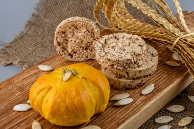 Balkabağı çekirdekli çörekler baharatlı balkabağı çörekleri tarçınlı balkabağı çörekleri ve zencefilli.