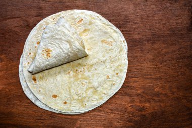 Yuvarlak buğday tortillası. Lavaş. Türk lavaş ekmeği. (Türk ekmeği) .Beyaz arka planda beyaz tortilla .