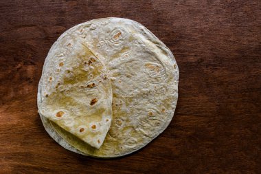 Yuvarlak buğday tortillası. Lavaş. Türk lavaş ekmeği. (Türk ekmeği) .Beyaz arka planda beyaz tortilla .