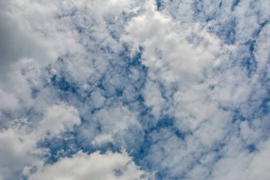 Mavi gökyüzü bulutlu bulutlar. Mavi ve beyaz bulutlu güzel bulutlar. Gün ışığında arka planda.