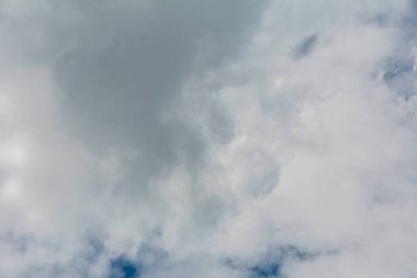 Mavi gökyüzü bulutlu bulutlar. Mavi ve beyaz bulutlu güzel bulutlar. Gün ışığında arka planda.