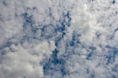 Mavi gökyüzü bulutlu bulutlar. Mavi ve beyaz bulutlu güzel bulutlar. Gün ışığında arka planda.