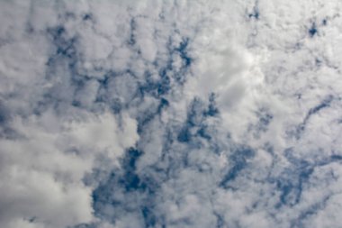 Mavi gökyüzü bulutlu bulutlar. Mavi ve beyaz bulutlu güzel bulutlar. Gün ışığında arka planda.