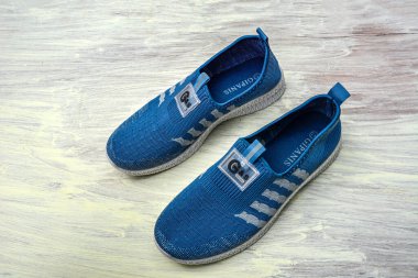 Lviv.Ukrayna. Haziran 2022. Deri erkek ayakkabıları. Mavi erkek mokasenleri cilalanmamış deri süet