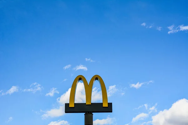 Mcdonalds Logo Blue Sky Background Mcdonald Exterior Golden Arches Sign — Fotografia de Stock
