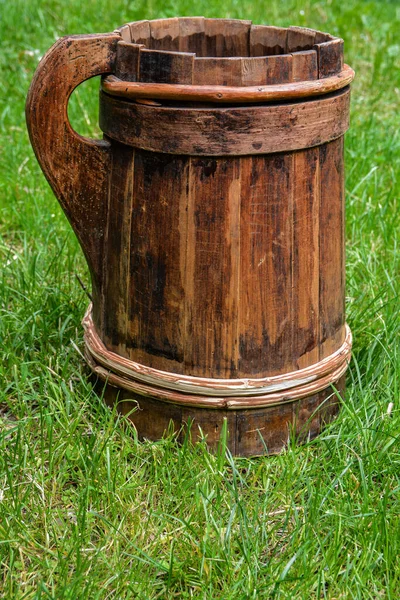 Old Cracked Wooden Buckets Traditional Water Container Wooden Bucket Old — Zdjęcie stockowe