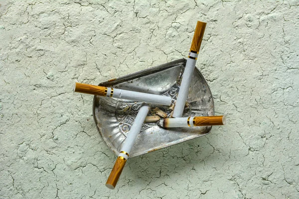 Hamutartó Domború Cigaretta Cigaretta Hamutartóban — Stock Fotó