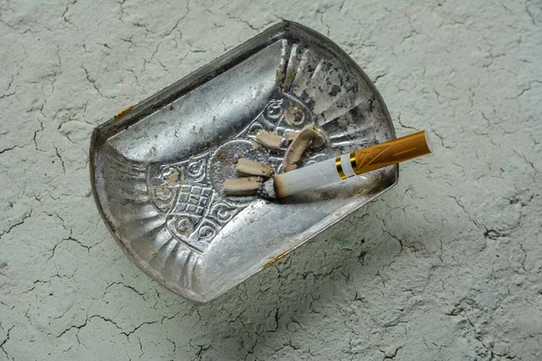 Asbak Bergelembung Dengan Rokok Rokok Asbak — Stok Foto