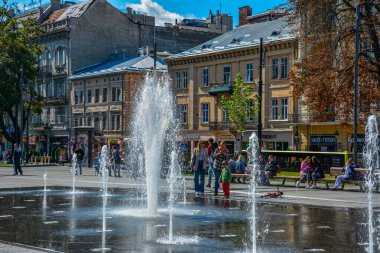 Lviv.Ukrayna. Temmuz 2022. Gün doğumunda Opera ve Bale Tiyatrosu 'nun yanındaki meydan ve çeşme. Lviv. Ukrayna.