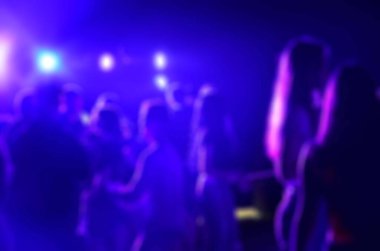 Gençlik kulüpleri eğlencelidir, el çırpma, telefon kaydını durdurma. Müzik eğlencesi olan kulüplerde DJ. Bulanık gece kulübü DJ 'leri. İnsanlar müzik dansının tadını çıkarıyor. .
