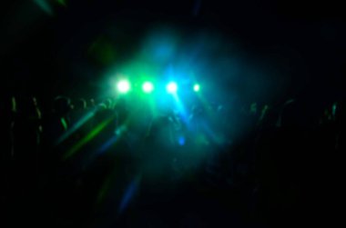 Gençlik kulüpleri eğlencelidir, el çırpma, telefon kaydını durdurma. Müzik eğlencesi olan kulüplerde DJ. Bulanık gece kulübü DJ 'leri. İnsanlar müzik dansının tadını çıkarıyor. .