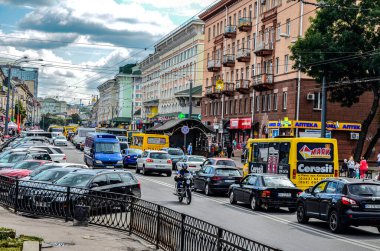 Rivne. Ukrayna. Temmuz 2022 Yazın alacakaranlıkta şehir yolunda hareket eden arabalar. Şehirde bir sürü araba şehir merkezinde kuyrukta bekliyor. .
