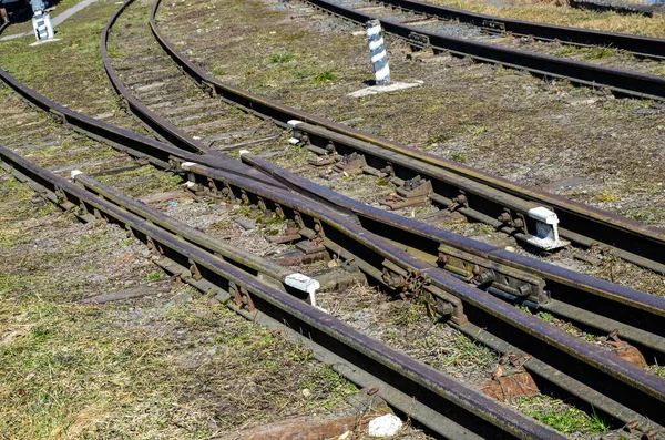 Ett Nätverk Spårvagnslinjer Med Sväng Och Gaffel Järnvägen Pilar Sommaren — Stockfoto