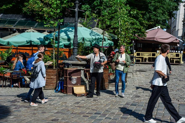 2021年7月 ウクライナのリヴィウ 混雑した都市 観光エンターテイメント ストリートフォトグラファーがレトロカメラで撮影 — ストック写真