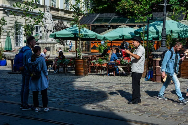 Lwiw Ukraine Juli 2021 Überfüllte Stadt Touristenunterhaltung Straßenfotograf Schießt Mit — Stockfoto