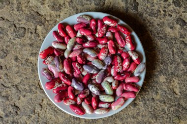 Organik Rajma 'ya yakın çekim, ya da kırmızı fasulye beyaz bir kasede dalgalanıyor. Üst görünüm