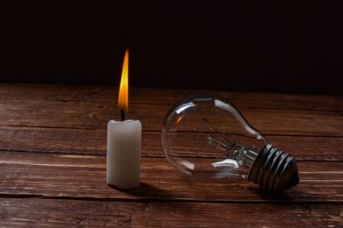 Mum ışığı parlak ampulde parlıyor, elektrik yok, elektrik donanımı işe yaramaz hale geliyor. Küresel enerji krizi.