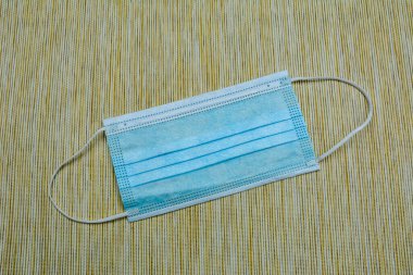 Koronavirüsü önleyin. Bakterilerin prosedür maskesi. Koruma konsepti. Tıbbi koruyucu maske .