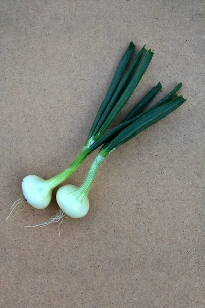 Verde Fresco Giovane Cipolla Verde Tagliere Cucina Vecchio Tavolo Legno — Foto Stock