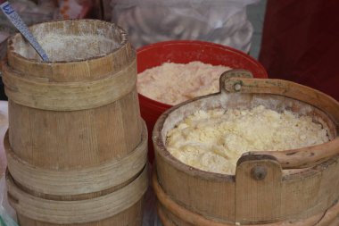 Ahşap dağda organik peynir yapmak Karpatya peynir fabrikasında kaynamış füme bir kazanla açık ateşte süt içmek.