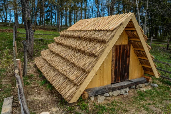 Gubuk Desa Tua Dengan Atap Yang Bergelombang Menutupi Lumbung Dengan — Stok Foto