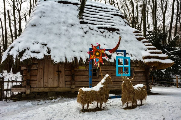 Weihnachtshaus Weihnachtshaus Bedeckt Schnee Mit Schneemann Und Fichte Grußkarte Hintergrund — Stockfoto