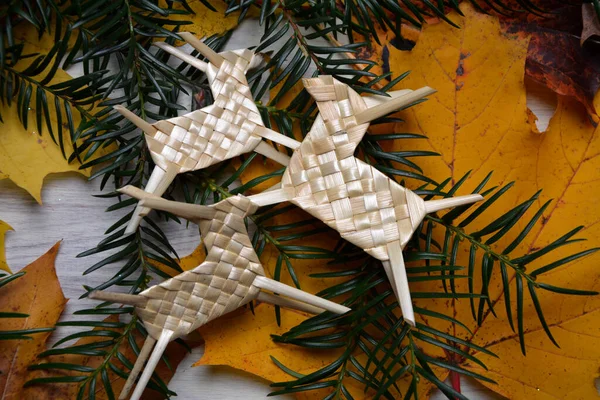 Karácsonyi Háttér Vintage Karácsonyfa Játékok Szalmadíszítéssel Fűszerekkel Mályvacukorral Régi Rusztikus — Stock Fotó