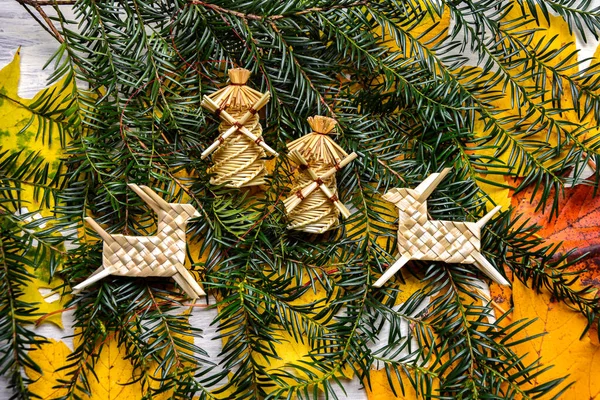 Karácsonyi Háttér Vintage Karácsonyfa Játékok Szalmadíszítéssel Fűszerekkel Mályvacukorral Régi Rusztikus — Stock Fotó