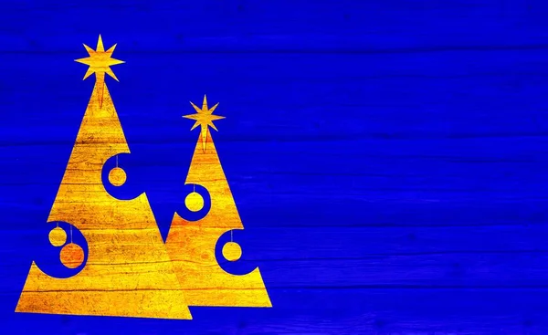 Kerst Dennenboom Met Bessen Dennenappels Sneeuw Naast Een Gouden Kerstboom — Stockfoto