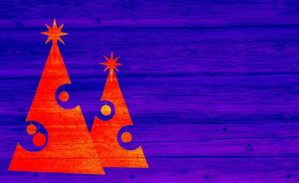 Kerst Dennenboom Met Bessen Dennenappels Sneeuw Naast Een Gouden Kerstboom — Stockfoto