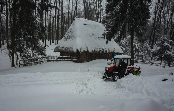 Schneeräumschlepper Reinigt Gasse Park Traktor Beseitigt Schnee Streut Salz Und — Stockfoto