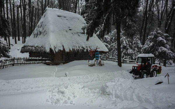 Schneeräumschlepper Reinigt Gasse Park Traktor Beseitigt Schnee Streut Salz Und — Stockfoto