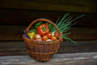 Taze sebze ve Sepette Yiyecek. Tahta arka planda sepetteki taze sebzeler. Sepette sebzeler ve meyvelerle kompozisyon.