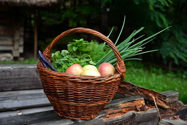 Verduras Frescas Alimentos Cesta Verduras Frescas Cesta Sobre Fondo Madera —  Fotos de Stock