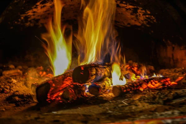 Evin Şöminesinde Yanan Ahşap Odunları Kaplayan Alevlerin Yakın Plan Görüntüsü — Stok fotoğraf