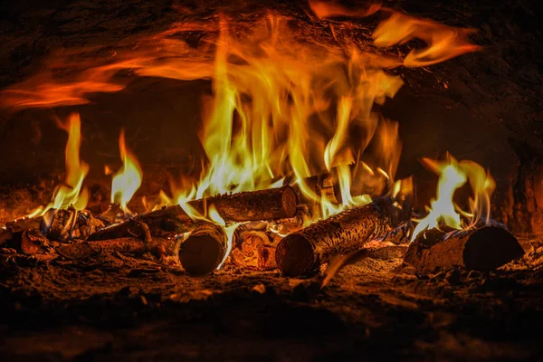 Крупный План Тонированного Изображения Огня Покрывающего Горящие Деревянные Бревна Камине — стоковое фото