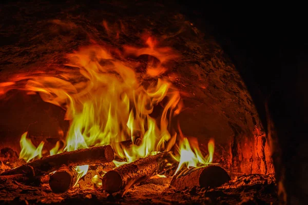 Крупный План Тонированного Изображения Огня Покрывающего Горящие Деревянные Бревна Камине — стоковое фото