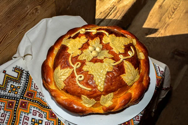 Свіжий Традиційний Весільний Хліб Білому Рушнику Український Декорований Свіжий Хліб — стокове фото