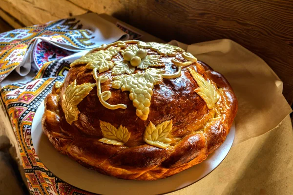 Свежий Традиционный Свадебный Хлеб Белом Полотенце Украшенный Украинский Свежий Хлеб — стоковое фото